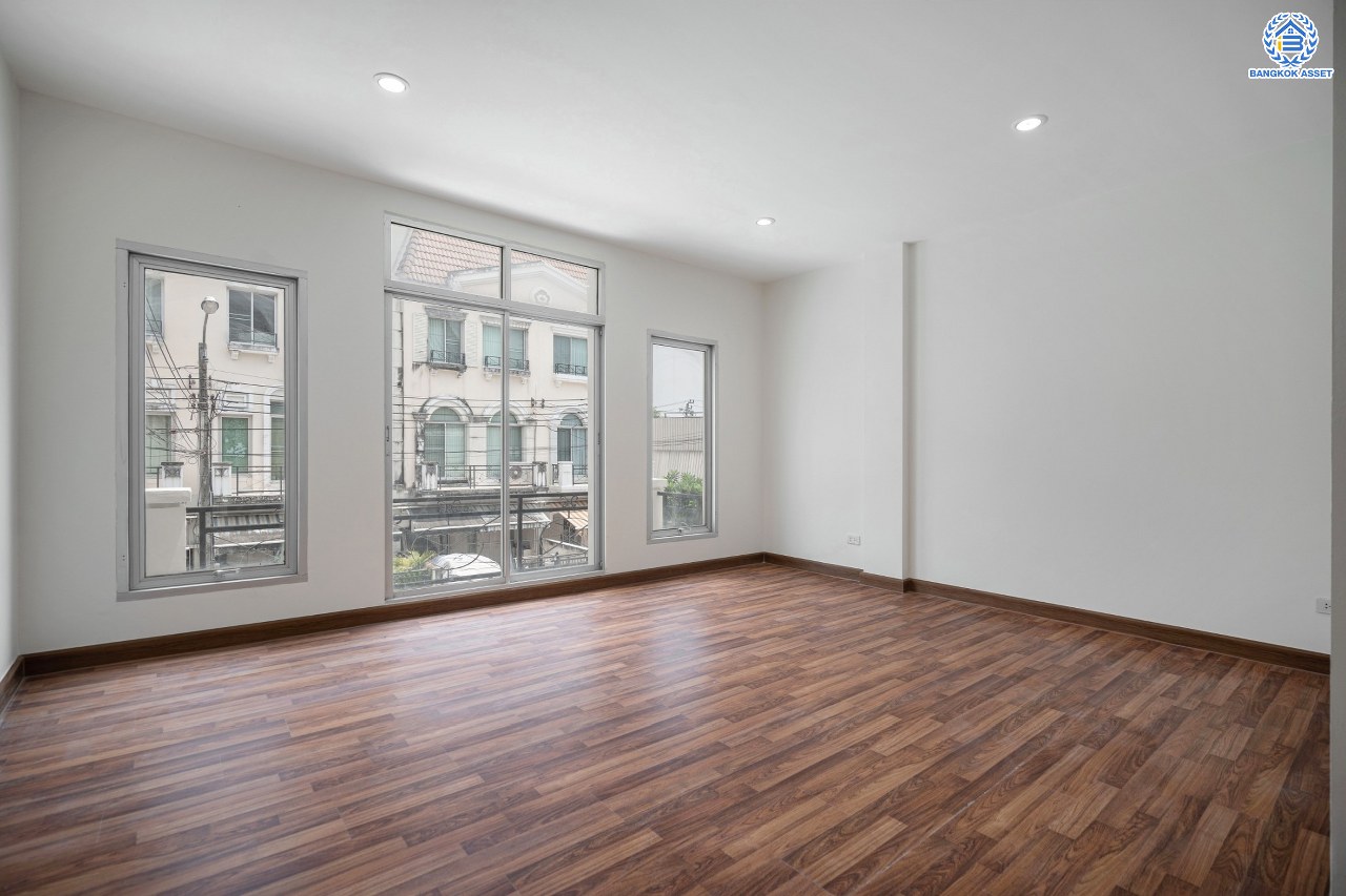 บ้านมือสองตกแต่งใหม่ โครงการ บ้านกลางเมืองสวิสทาวน์ เกษตร-นวมินทร์ แบรนด์ AP เนื้อที่ 20 ตร.ว. ฟังก์ชัน 3 ห้องนอน 3 ห้องน้ำ จอดรถได้ 2 คัน สภาพแวดล้อมเยี่ยม เชื่อมต่อ ถ.พหลโยธิน, ถ.เกษตร-นวมินทร์ ใกล้ ม.เกษตร, รถไฟฟ้าสายสีเขียว "สถานีมหาวิทยาลัยเกษตรศาสตร์" และทางด่วน "รามอินทรา-อาจณรงค์"